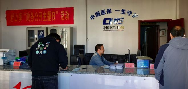 政策下基层 服务零距离 ——洞口县岩山镇政务公开日搭起便民“连心桥”